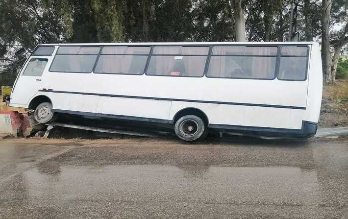 البطان – ولاية منوبة : إنزلاق حافلة خاصة وتسجيل 19 إصابة في صفوف العملة