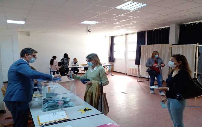 صور – الفرنسيون المقيمون بتونس يصوتون لاختيار رئيسهم المقبل