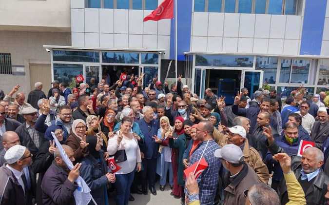 صورة اليوم : راشد الغنوشي يتباهى بمناصريه