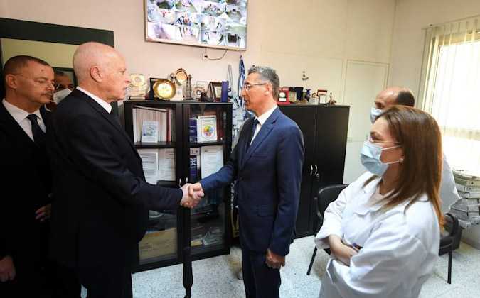 بعد حادث الانفجار : قيس سعيد يزور زوجة وزير الداخلية