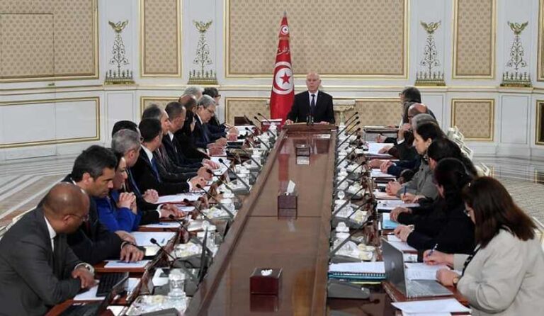 قيس سعيد ينظر في مشروع أمر رئاسي خاص بدعوة الناخبين للاستفتاء