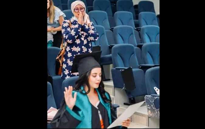 صورة اليوم-  وراء كلّ نجاح أمّ عظيمة !