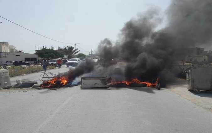 رواد – شباب الجهة يحتجون ويغلقون الطريق