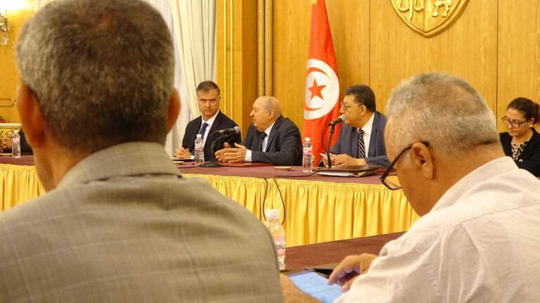 مشروع الدستور الجديد يمنع السياحة البرلمانية