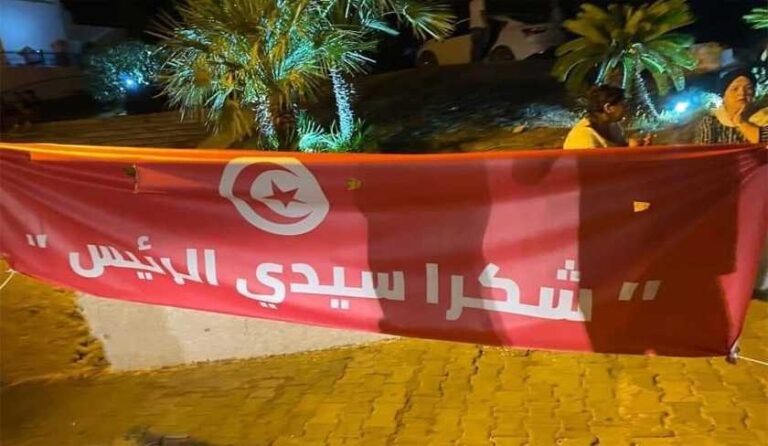 هيئة الإنتخابات تدعو إلى احترام الفصل 61 المتعلق بتحجير استعمال علم الجمهورية التونسية أو شعارها في المعلقات الانتخابية