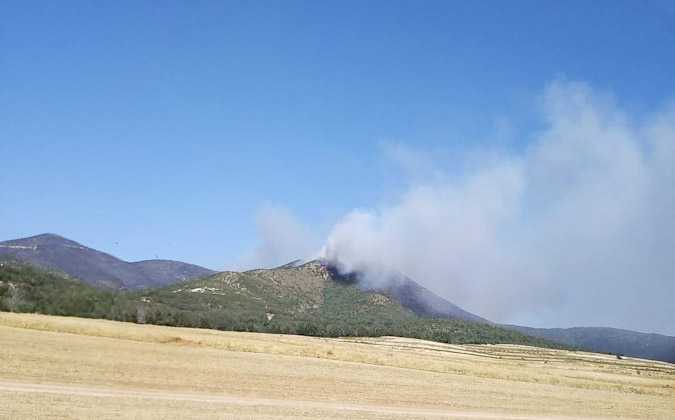 امتداد حريق جبل بوقرنين الى حاشية الطريق السيارة أ1