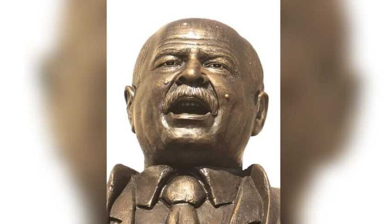 مجسم الشهيد شكري بلعيد يثير الجدل