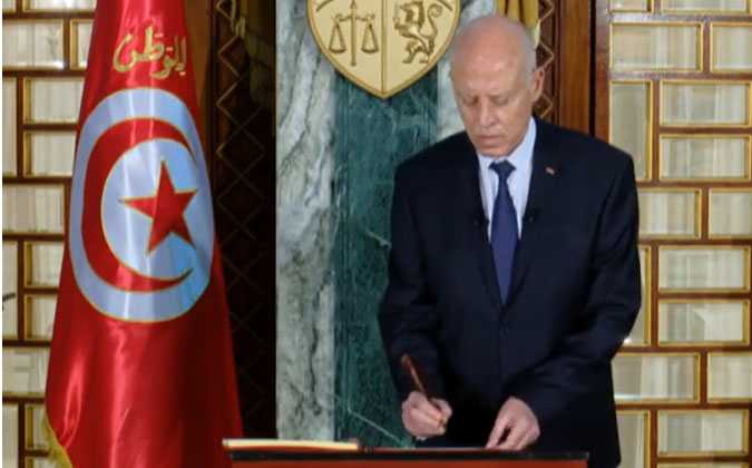 قيس سعيد يصادق على الدستور الجديد