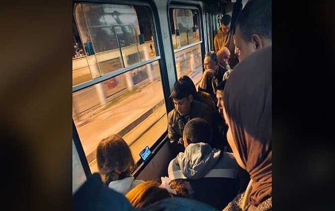 صورة اليوم – التونسيّون يتابعون مباريات كأس العالم حتى في المترو